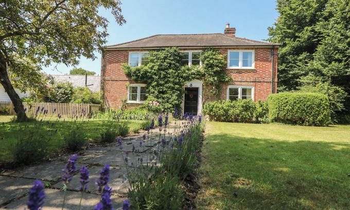 Ryde Cottage | GUILDFORD FARMHOUSE, family friendly in Newport, Isle Of Wight