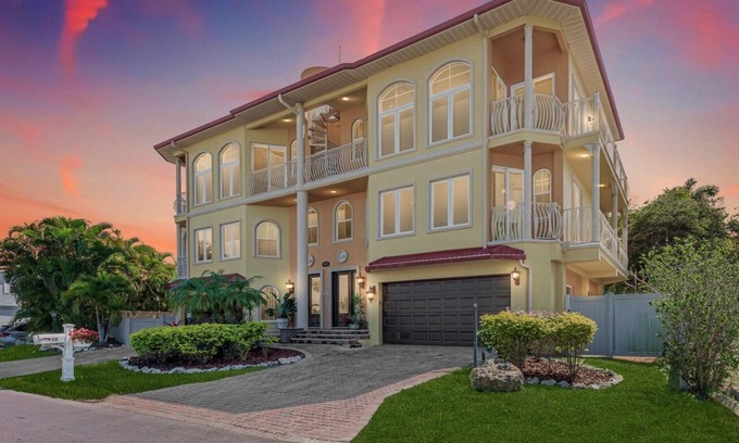 Bradenton Beach House | Gulf & Bay Views-Exclusive LUXURY-Steps to the Beach-Pool/Spa, Rooftop Deck!