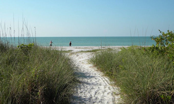 Sanibel Hotel | Gulf Breeze Cottages