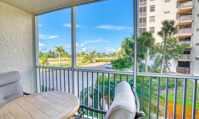 Bonita Springs Condo | Gulf Facing Views at Beach And Tennis Studio 3205