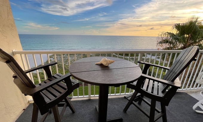 Longboat Key Condo | Gulf front 2-bedroom condo with private beach central Longboat Key