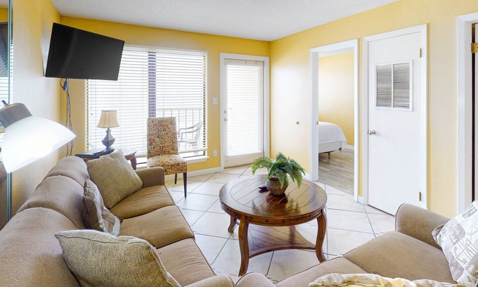 Gulf Shores Condo | Gulf-Front 5th-Floor Condo w/Shared Outdoor Pool, Central AC, Private Balcony