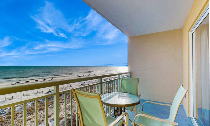 Fort Walton Beach Condo | Gulf front condo w/beach setup included - near entertainment
