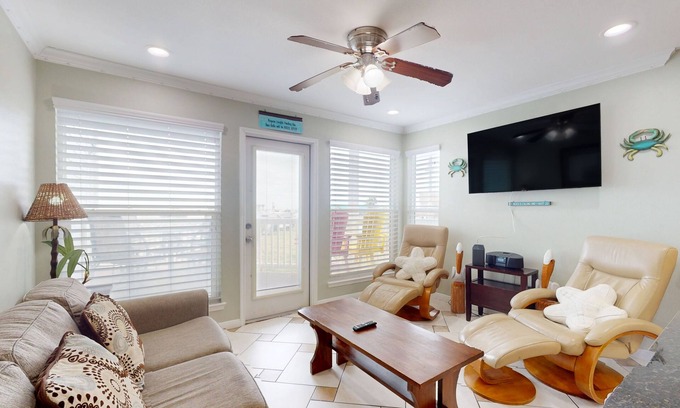 Galveston Condo | Gulf-front condo with balcony, beach access & resort hot tub/pool