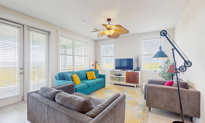Galveston Condo | Gulf-Front condo with two patios, pool & hot tub - walk to beach