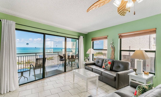 Indian Shores Condo | Gulf Front Corner Condo - Chateaux 109