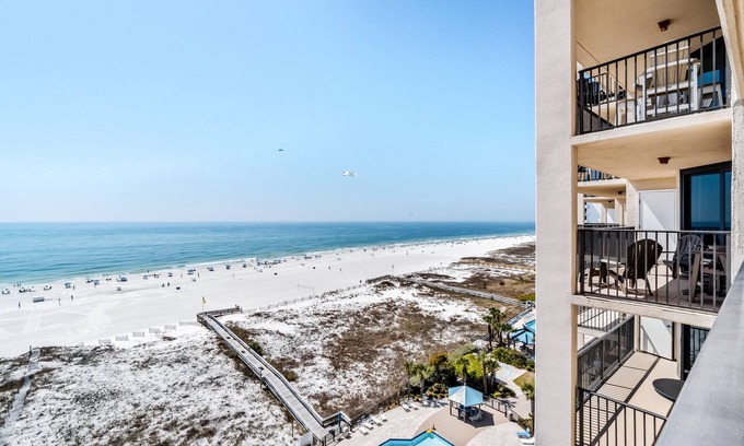 Orange Beach Condo | Gulf front corner condo w/zero entry pool, tennis court, hot tub & fitness room