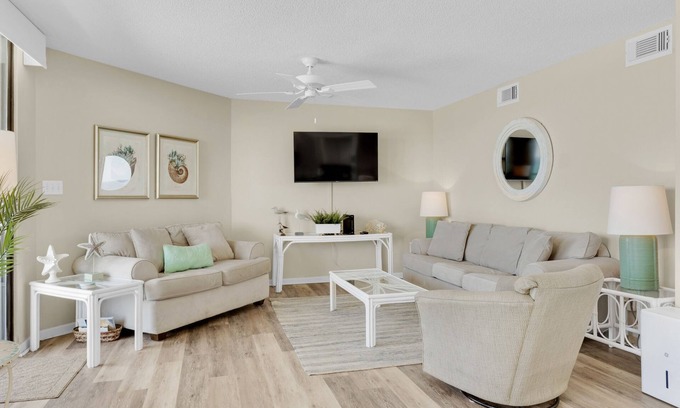 West Panama City Beach Condo | 🏖️Gulf Front-Hot Tub-Pool-Renovated-Aquavista 404E🏖️