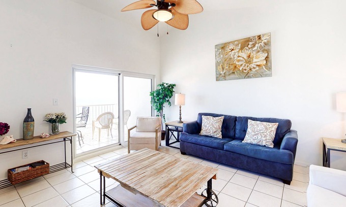 Gulf Shores Condo | Gulf front, penthouse-level condo w/ shared pool & beach access!
