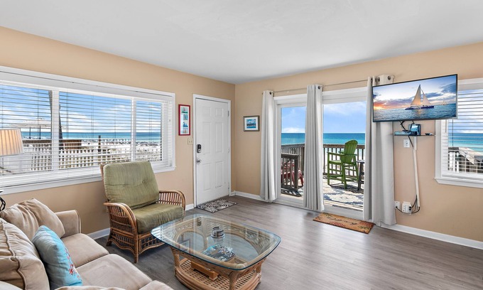 Crystal Beach House | ⭐GULF FRONT-Private Deck-Beach Chair Service-Capri by the Gulf 108⭐