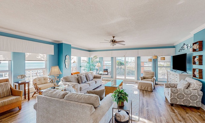 Mexico Beach Condo | Gulf-view condo with on-site pool, hot tub, & private patio
