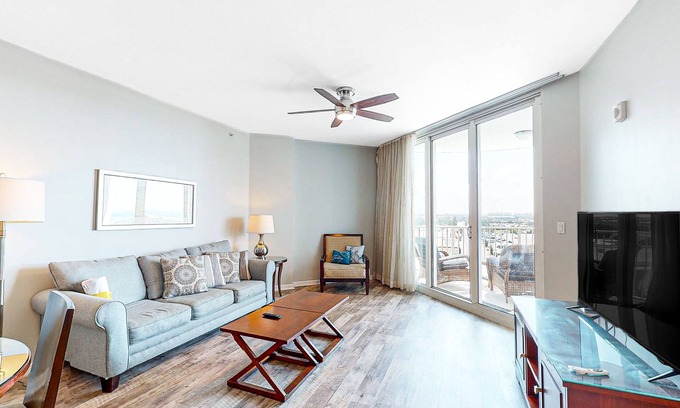 Fort Walton Beach - Destin Condo | Gulf-view condo with outdoor pool, hot tub, gym & tennis - walk to the beach