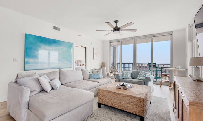 Pensacola Beach Condo | ⛱️Gulf View-Walk2Beach-Freeform Pool-Corner Balcony-3BR Emerald Dolphin 650