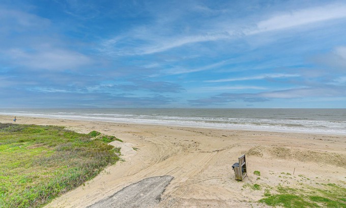 Port Bolivar Cottage | Gulf Views: Beachfront Bolivar Peninsula Escape!