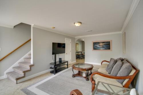 Gulfport Apartment | Gulfport Condo with Private Balcony - Walk to Beach!
