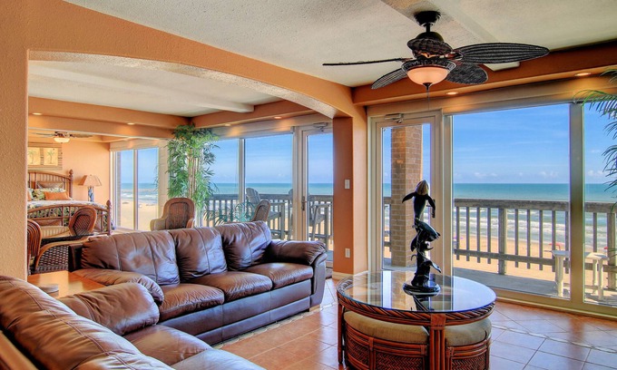 Corpus Christi Condo | Gulfstream Condos Unit 612 | Penthouse on the Beach | Heated Pool & Hot Tub