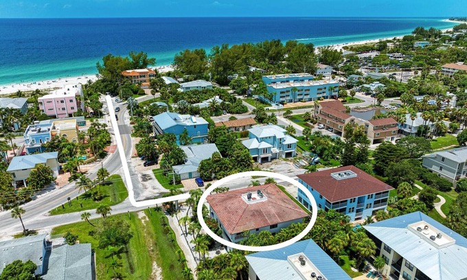 Holmes Beach Condo | Gulfview Townhome 4 - Holmes Beach 2bedroom and 2 Bath Retreat - By Island Real