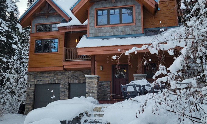 Golden Ski Chalet | Gunners Lodge - Kicking Horse True Ski in/Ski Out