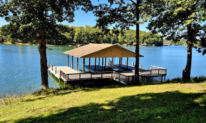 Smith Mountain Lake House | Gus's Getaway- Dog friendly home with huge dock with electricity - pool table and old school juke box