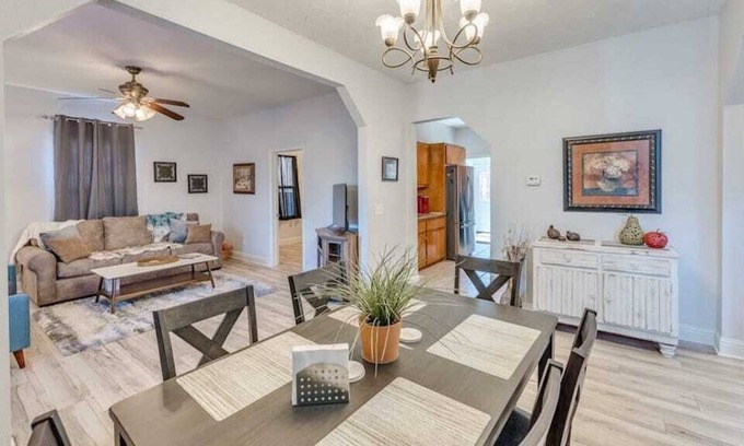 Guthrie House | Guthrie Charm / Dog Friendly / Red Brick District