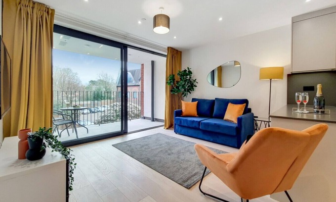 Harrow Apartment | GW17 - Antonia Suite