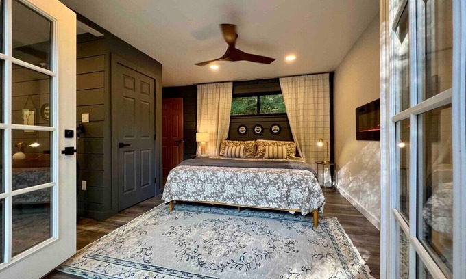 Ellwood City Cabin | Gwen's Cottage at Water's Edge