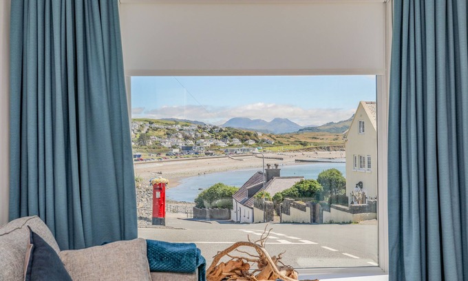 Criccieth Cottage | GWYNLE - CRICCIETH, pet friendly in Criccieth