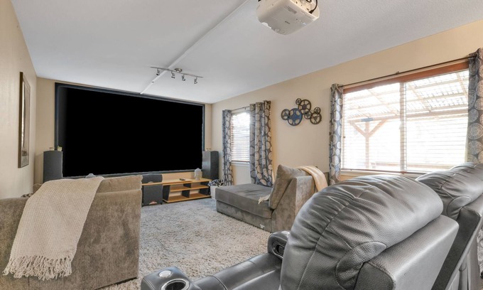 Southern Crossing House | Gym,Theatre Room, HotTub, Sauna, outdoor Pizza oven,grills,Walk to Old Mill