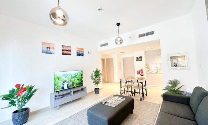 Abu Dhabi Apartment | GymSelf Check-InPoolKing ParkingACBalcony214