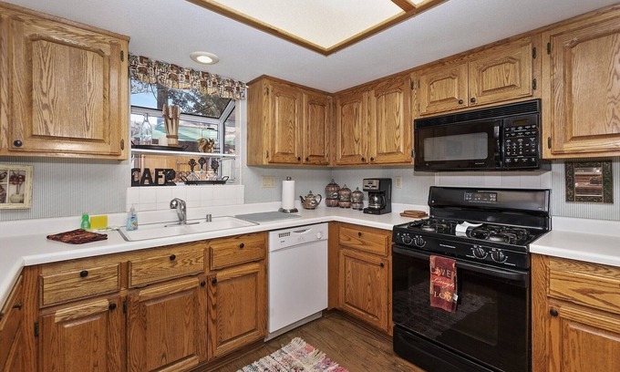 Big Bear Lake Cabin | Gypsy Dreams by Destination Big Bear : Gingerbread Cottage Walking Distance to Bear Mountain Resort! WiFi!