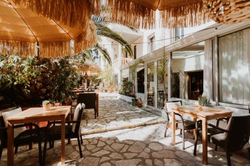 Cap-d'Antibes Hotel | Hôtel Le Petit Castel