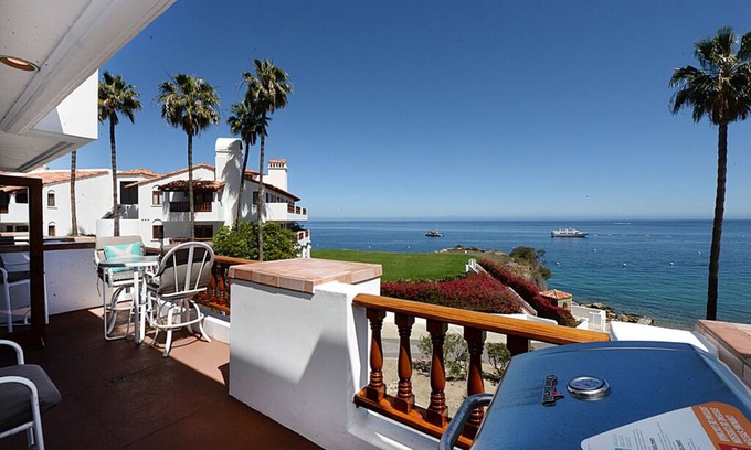 Avalon Condo | H881: Beautiful Townhouse style villa + CART+ 2 Private Balconies + King bed