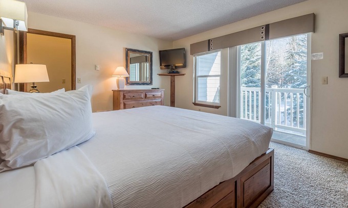 Ketchum Condo | Habitat Condo 3 Bedroom Easy Walk to Downtown Ketchum & Hot Tub Onsite