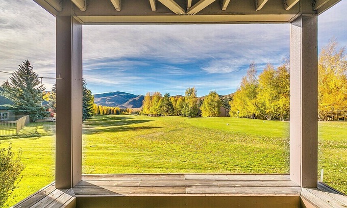 Elkhorn Village Condo | #HabitueHomes - Teleidoscope Retreat - Hot Tub! Pool!