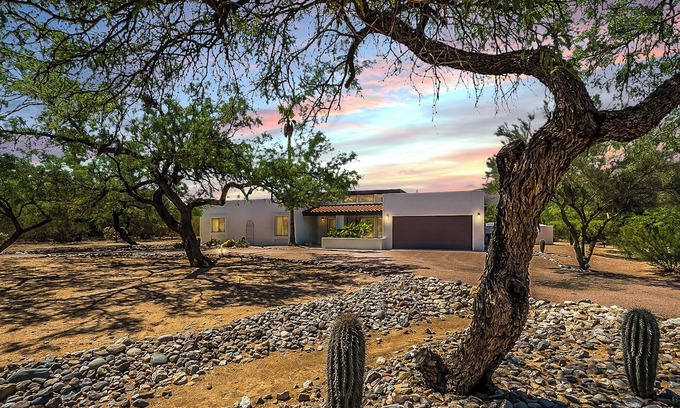 Catalina Madre House | Hacienda Encantada 3BD/2BA Pool & Hot Tub