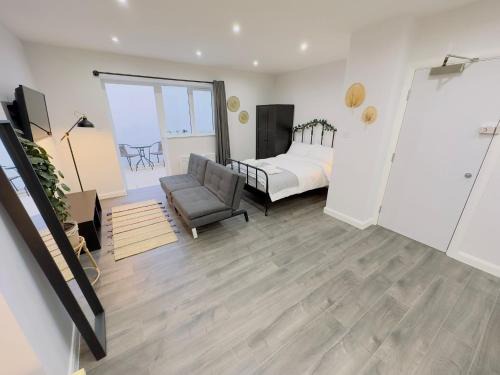 Upper Clapton Apartment | Hackney Studios by Sleepy