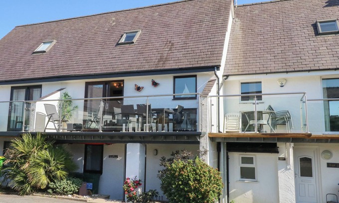 Abersoch Cottage | HAFAN BACH - 233 CAE DU, pet friendly, with a garden in Abersoch