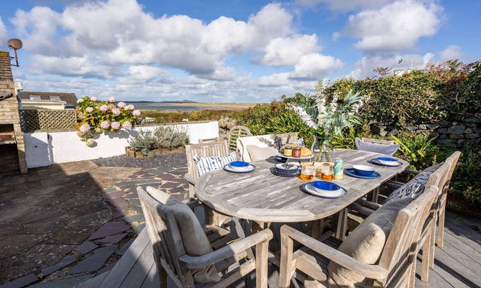Rhosneigr Cottage | Hafan: Pet-friendly beach-front holiday cottage in Rhosneigr