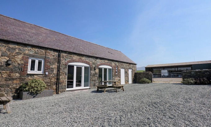 Caernarfon Cottage | HAFOD, family friendly, with a garden in Pontllyfni