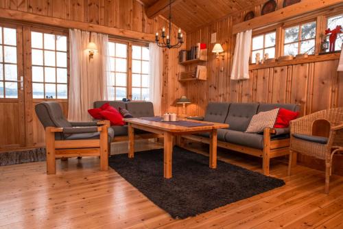 Ringsaker House | Hagali by Norgesbooking - cabin by the lake Næra, close to Sjusjøen