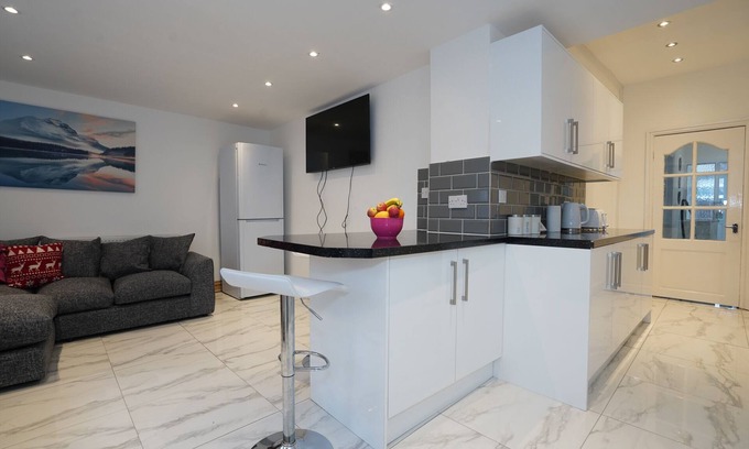 Quinton House | HAGLEY ROAD WEST. 5 BEDROOMS HOUSE with 7 beds SLEEPS 7-10