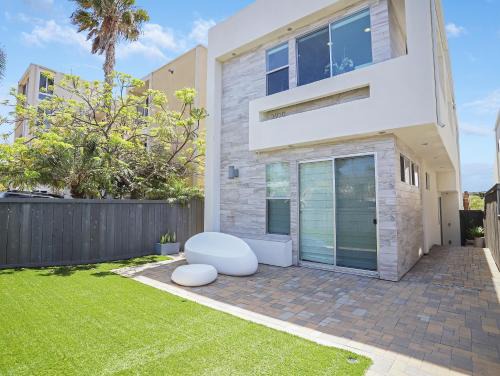 Crown Point House | Haines Luxury Dream Home - Bay Views, Rooftop, Fire Pit & AC