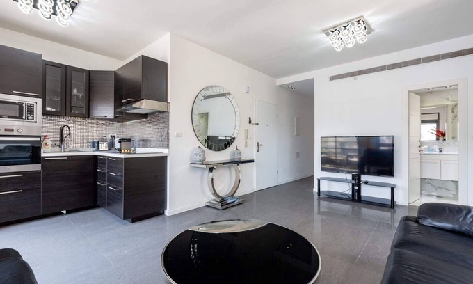 Kerem HaTeimanim Apartment | Hakovshim Miroir - Two Bedroom Apartment, Sleeps 4