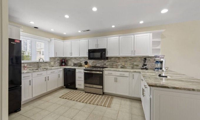 Windy Hill House | HAKUNA MATATA - 4 Bed/2 Bath Home in Windy Hill Area - Community Pool
