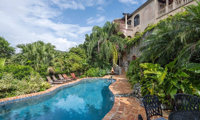 Estate Hammer Farm Villa | Hakuna Matata: High-End Island Living!