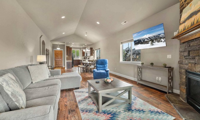 Southeast Bend House | Haley House | Hot tub, Pets ok! Close to it All!
