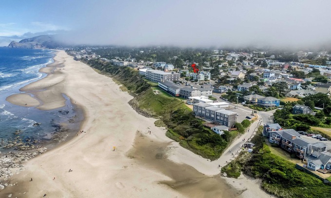 Logsden House | Half-a-Block to Beach, Media/Game Rooms, Hot Tub-Salt and the Sea