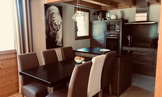 Les Bossons Ski Chalet | Half-chalet facing the Bossons and Taconnaz glaciers