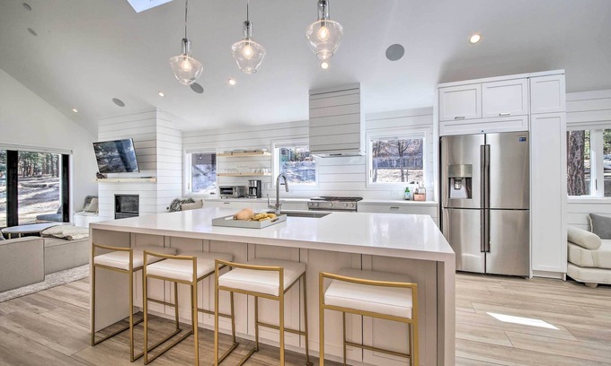 Big Bear Lake House | Half-Mi to Big Bear Lake: Modern Home w/Deck