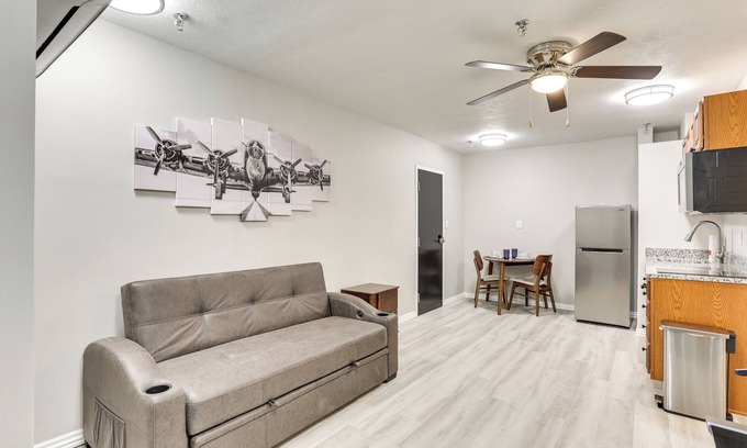 Oakland City Apartment | Half-Mi to Oakland City Golf Club: Sleek Apartment